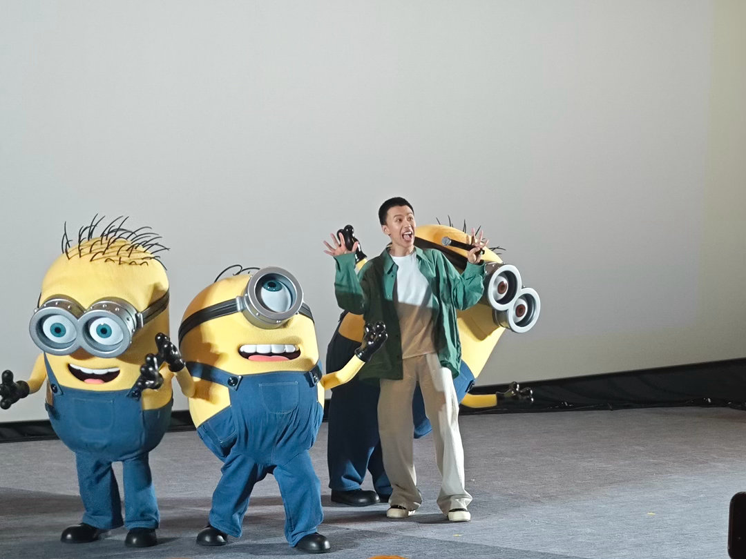 付航现身小黄人与大怪兽首映礼 付航亮相首映礼，跟小黄人同框的画面又好笑又和谐。分