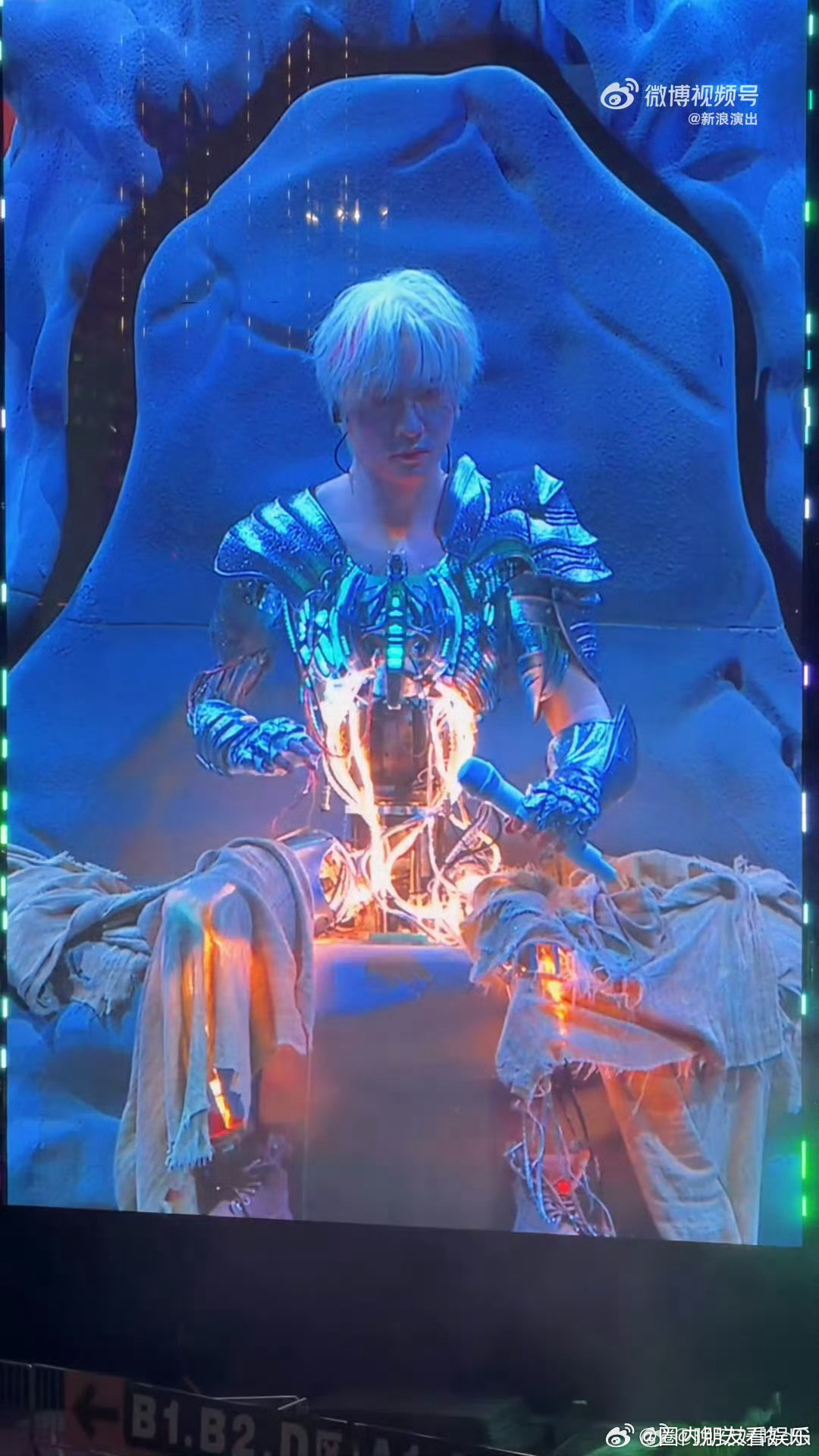 薛之谦与薛之谦Ai机器人共唱骆驼 听《骆驼》听到起鸡皮疙瘩！AI机器人登场，披风