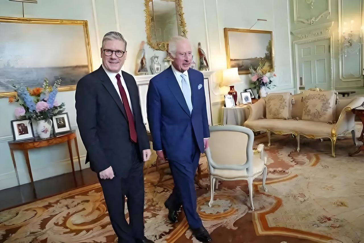 2月24日，斯塔默在俄乌冲突四周年当天公布297项对俄制裁，其中包含来自中国大陆