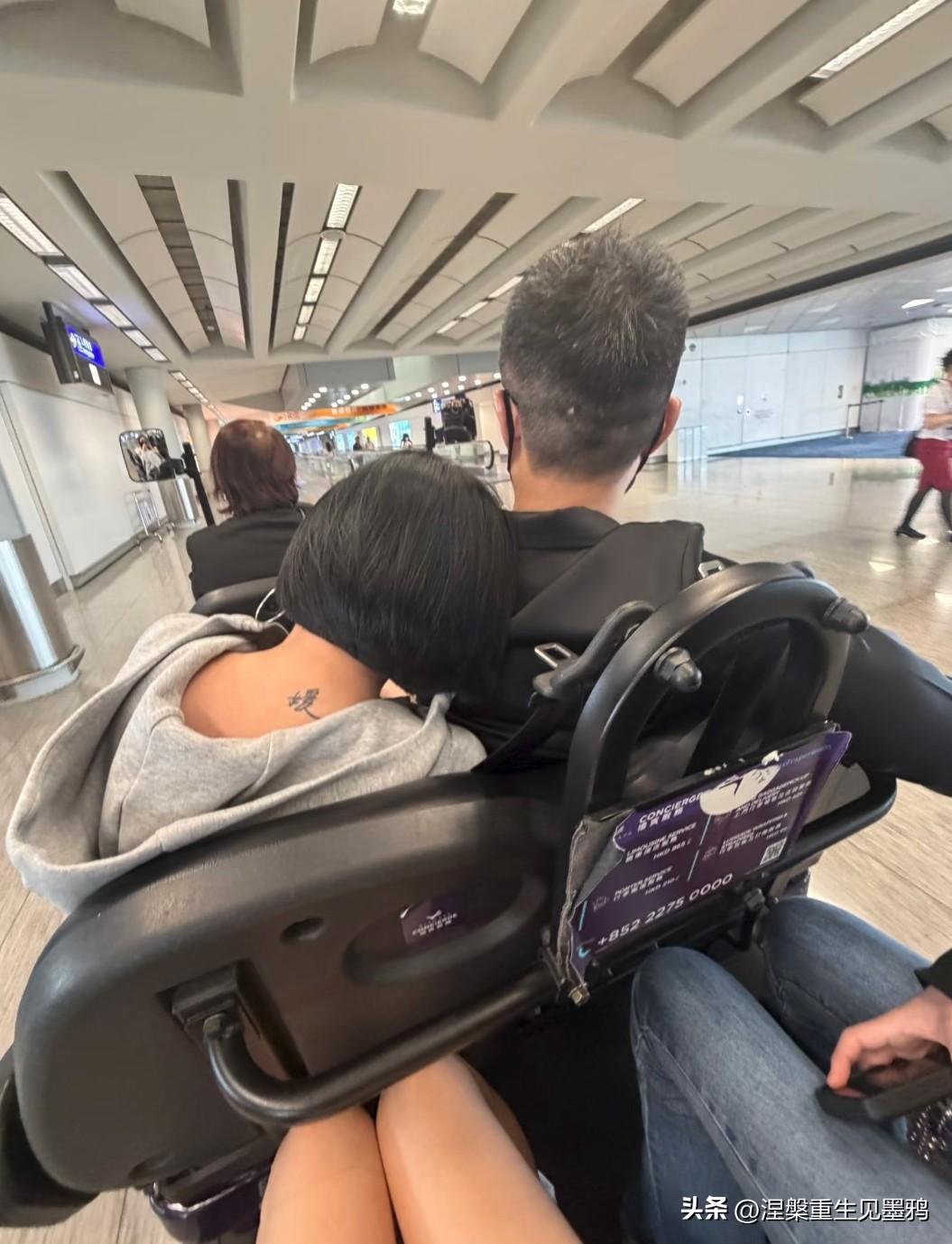 小S香港旅行收获满屏爱意，靠在老公肩头笑到眯眼，大女儿掌镜二女儿甜笑，小S满脸幸