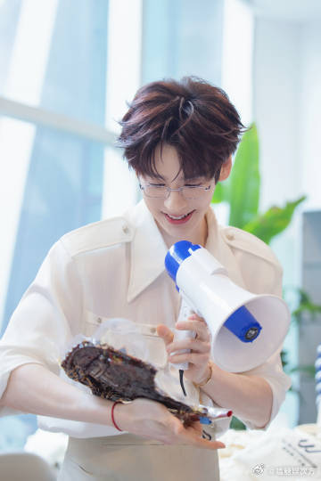 魏哲鸣扫楼追着酱板鸭梗跑你是迟来的欢喜 看魏哲鸣扫楼时，酱板鸭梗一下子就被他接住