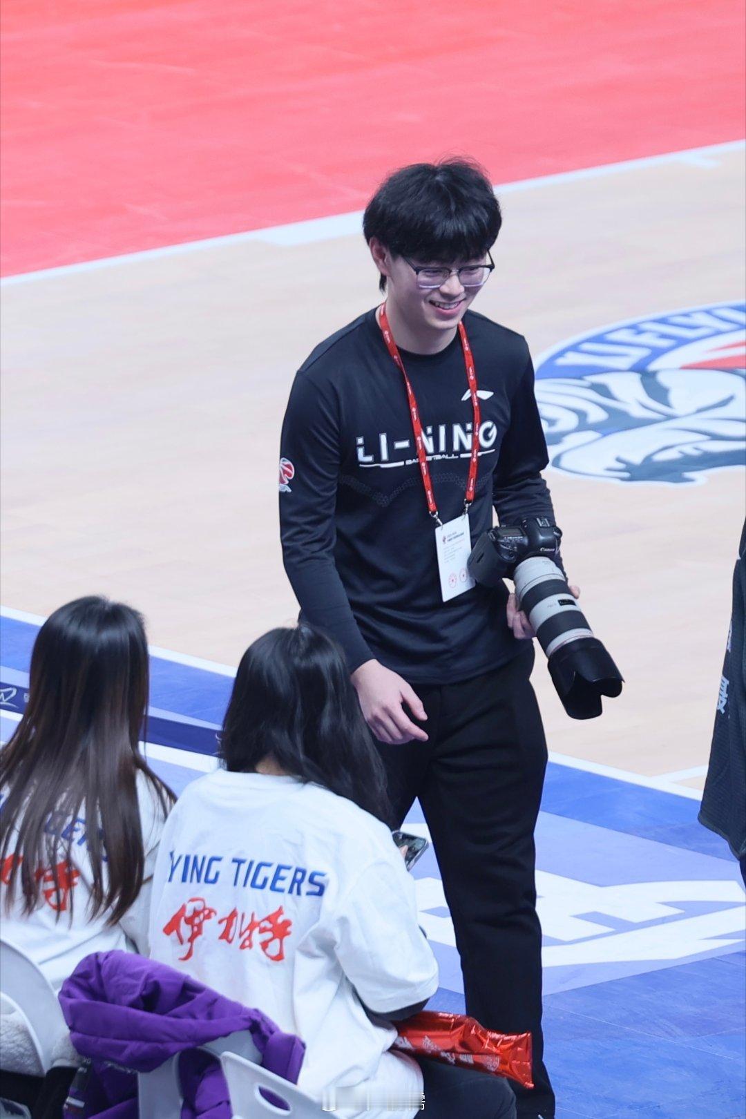 男人一身黑 走哪都OK小卢篮球世界 ​​​