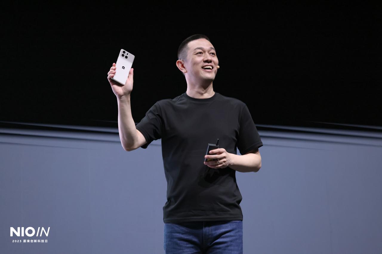 媒体: 马斯克写传记，李想在得到开课，斌哥您？

李斌：我哪儿敢开课，现在都是别