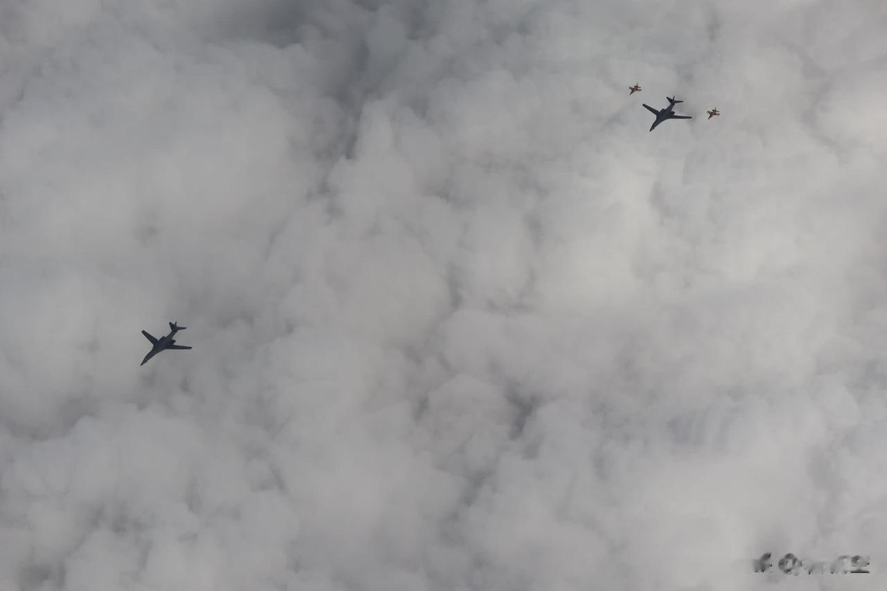 6月8日，F16-D伴随两架美国B1轰炸机飞跃以色列领空，前往西班牙西部。