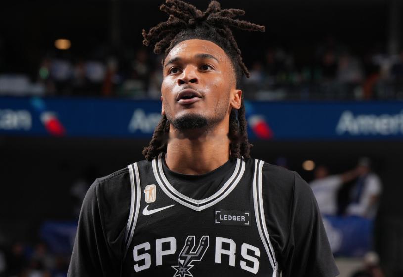 NBA常规赛继续进行，马刺客场135-132险胜。马刺本场多点开花，有7人得分上