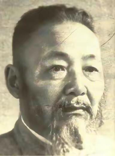 1948年4月23日，南京太平路《救国日报》社门口，两辆军用吉普戛然停下。车上跳