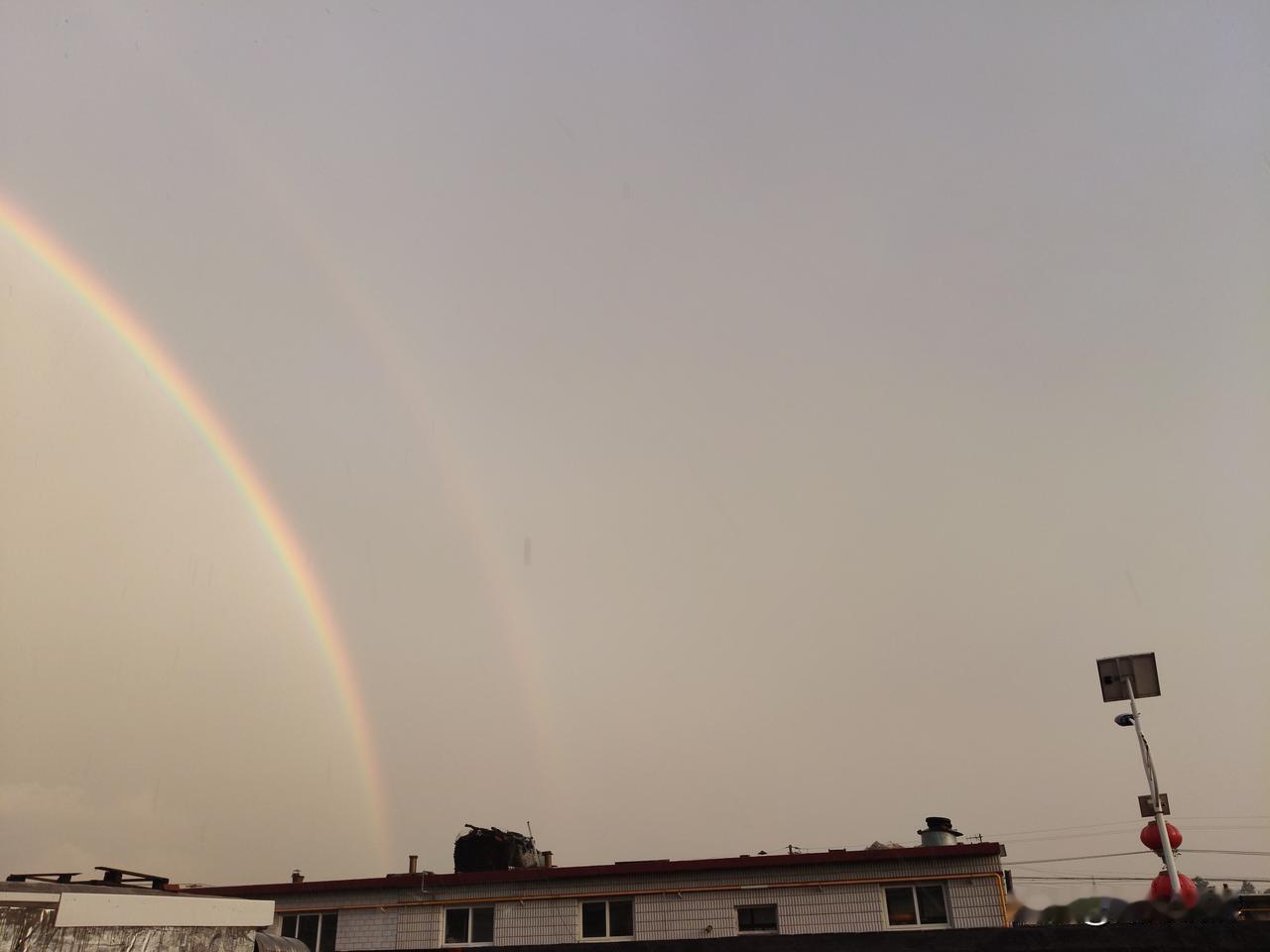 上周那场大雨还在猛下 西边出了太阳运到东方见了彩虹。天空的云逐渐变成了混黄色。照