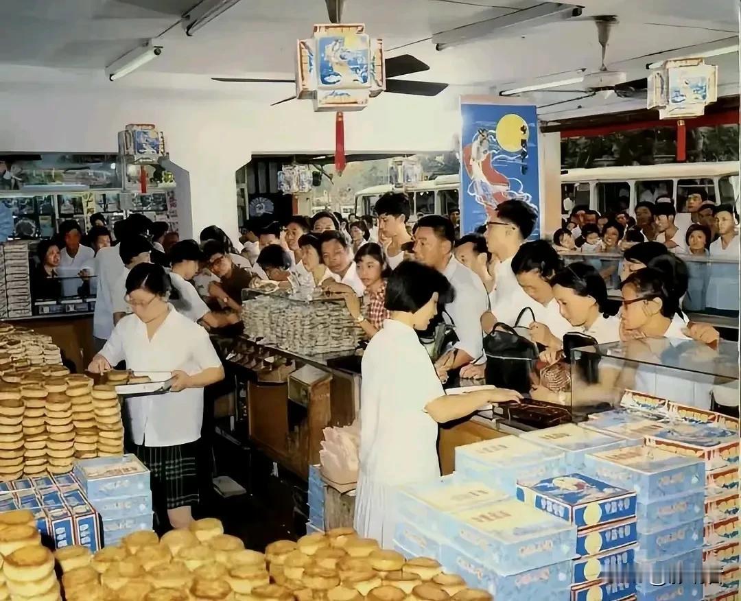 上世纪八十年代的月饼市场有多火，那时的节日氛围浓，月饼几乎没什么添加剂，老百姓吃