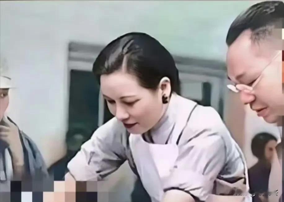 1938年，重庆。
蒋介石的夫人宋美龄，在医院做义工。
当时为了见报，边上围着3