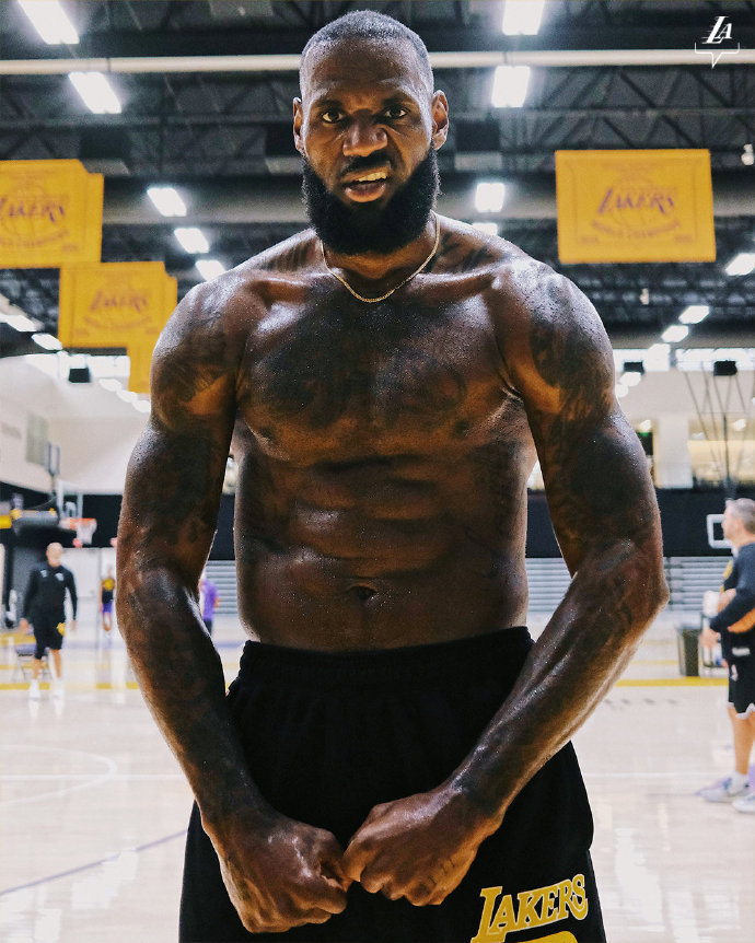 #詹姆斯2023年收入排名运动员第四##詹姆斯# 在《福布斯》2023年全球收入