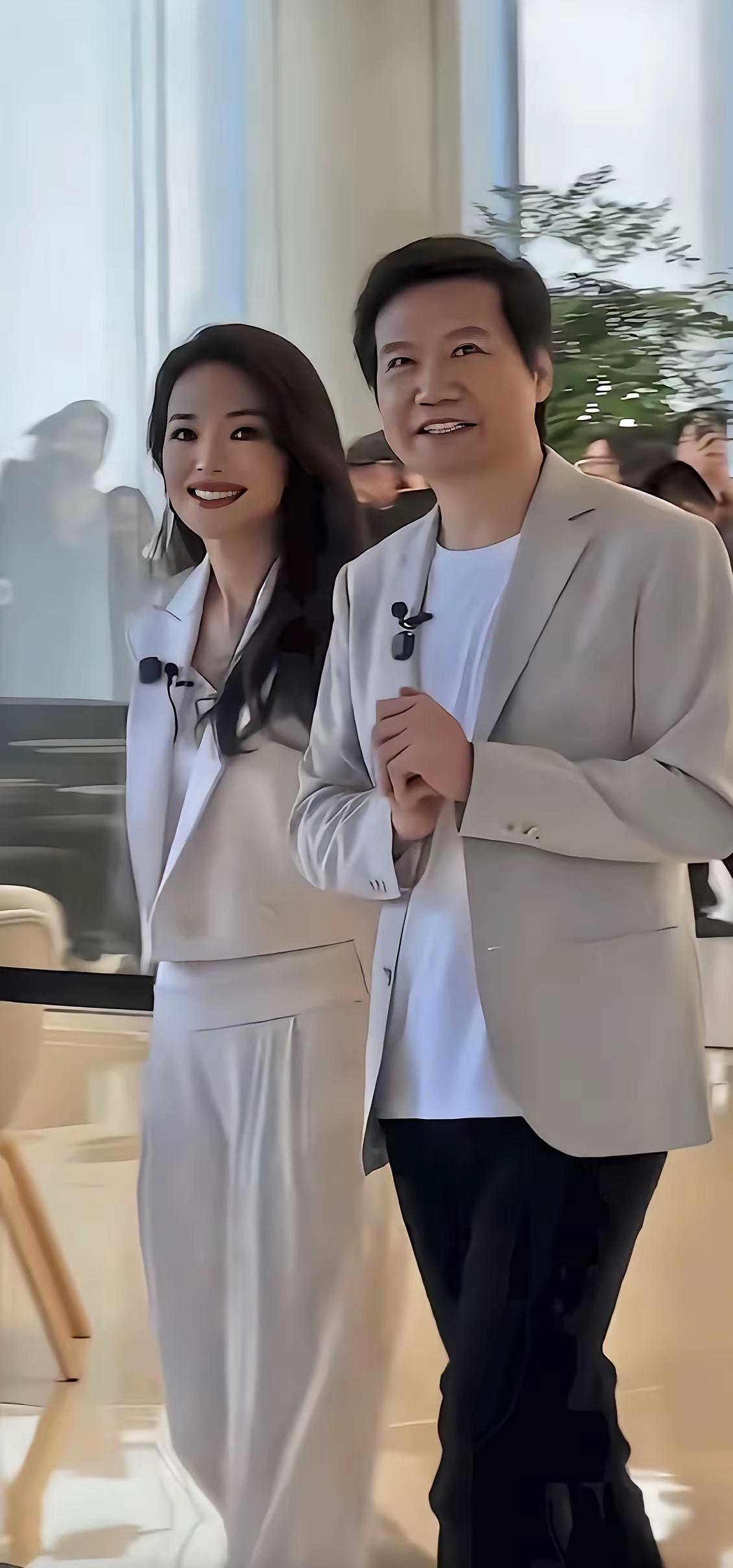 雷军旁边女士是谁？非常有气质