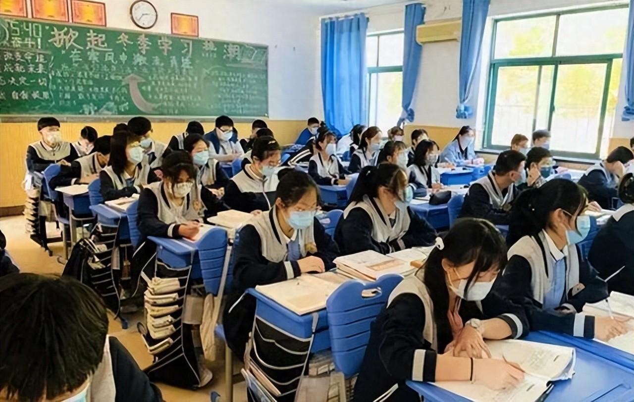 又是一起校园霸凌！

       高一学生只因跟同学拌了几句嘴，却被十几个人堵