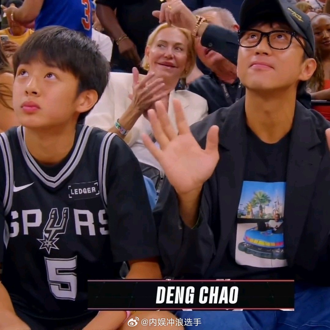 等等在邓超旁边吃爆米花等等翻版孙俪 邓超父子观战NBA总决赛，等等好帅，像妈妈 