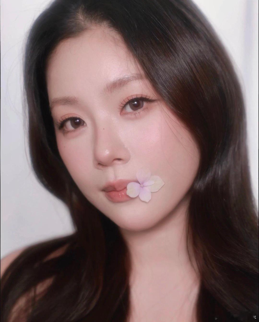 第一眼我以为是韩国的女明星[笑cry] ​​​