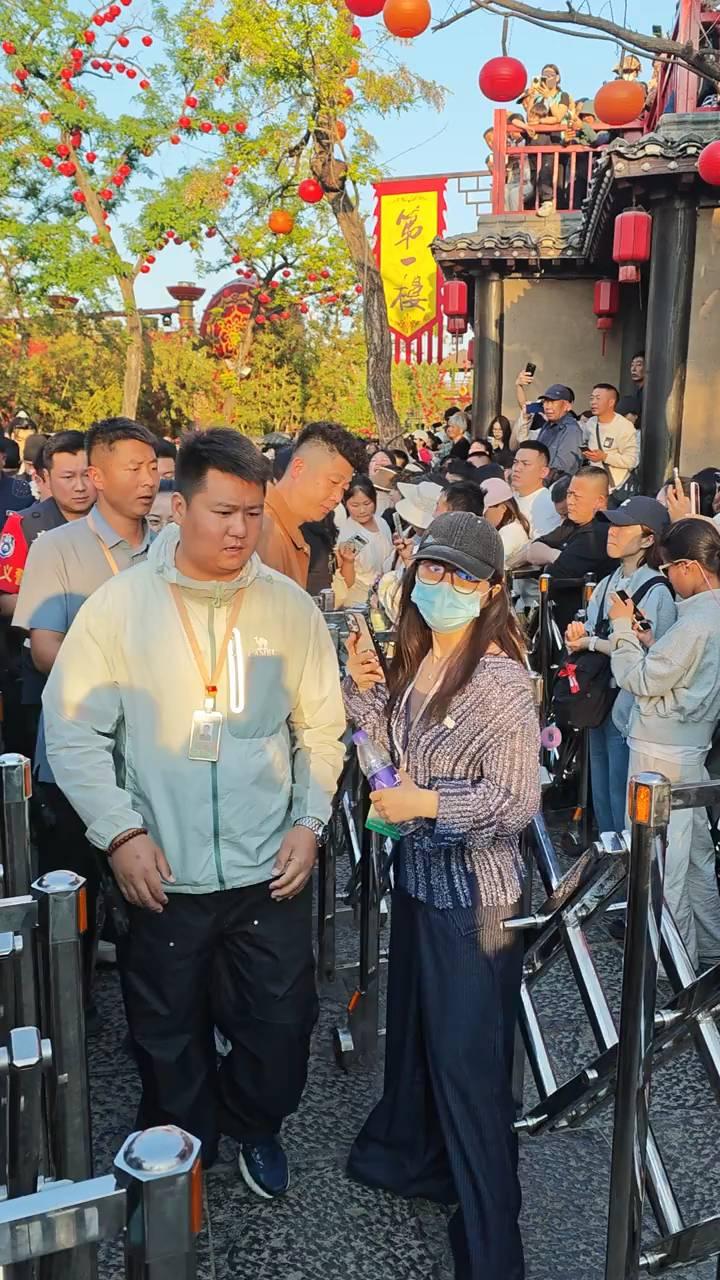 古墓专业哪里人？就是本地人。才缝纫，记住了，二十岁。这个孩子是二十二岁，他已经走