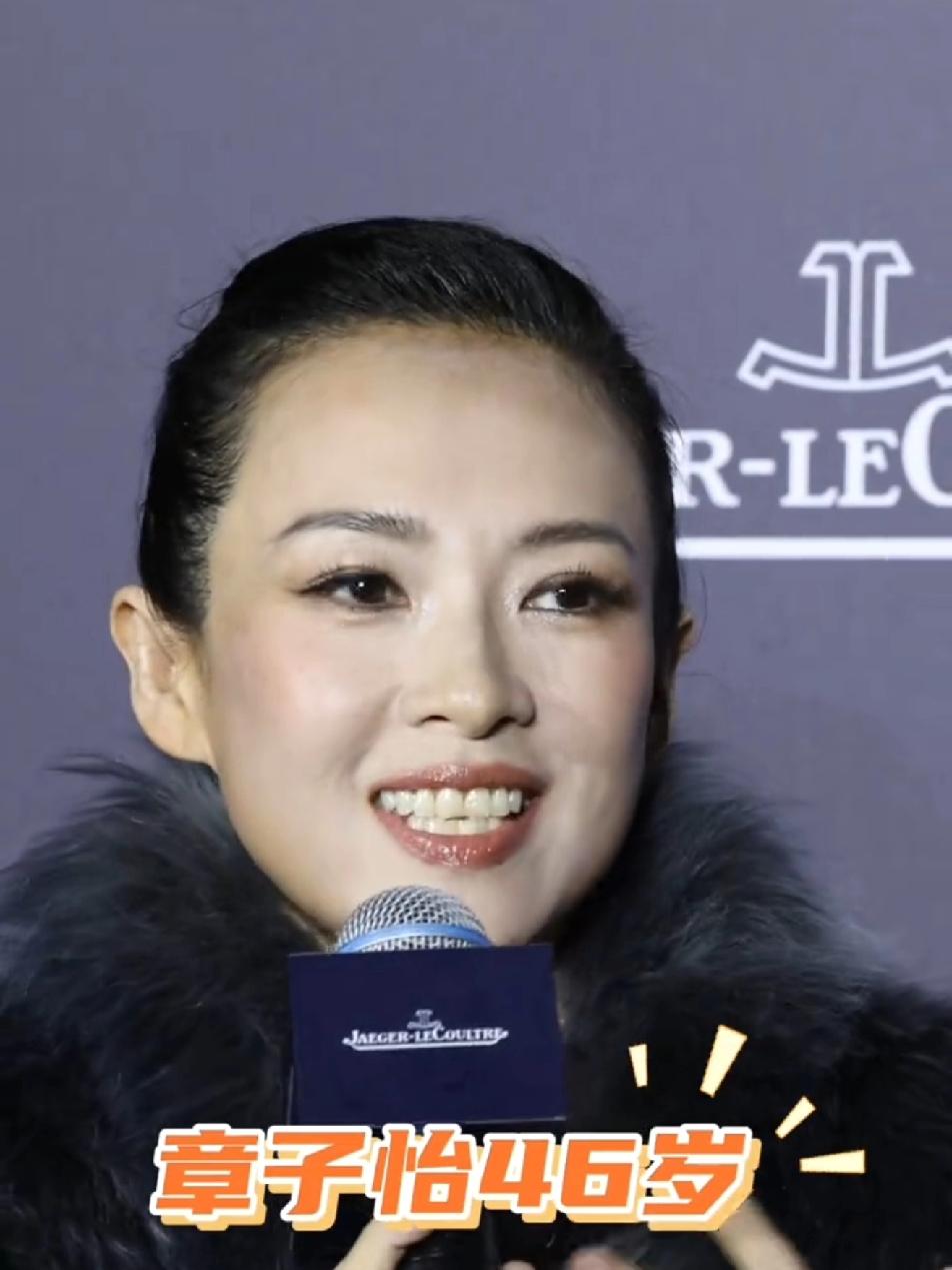没想到，国际影后章子怡的牙齿也是黄黄的，本来以为光线问题，但是看了同场活动同光线