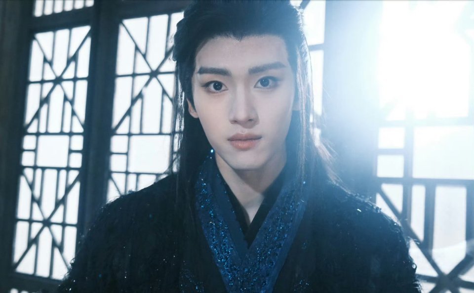 嫁金钗 闫桉男主应该定的是闫桉吧！女主田曦薇已官宣，男帅女美真的好养眼，闫桉不仅