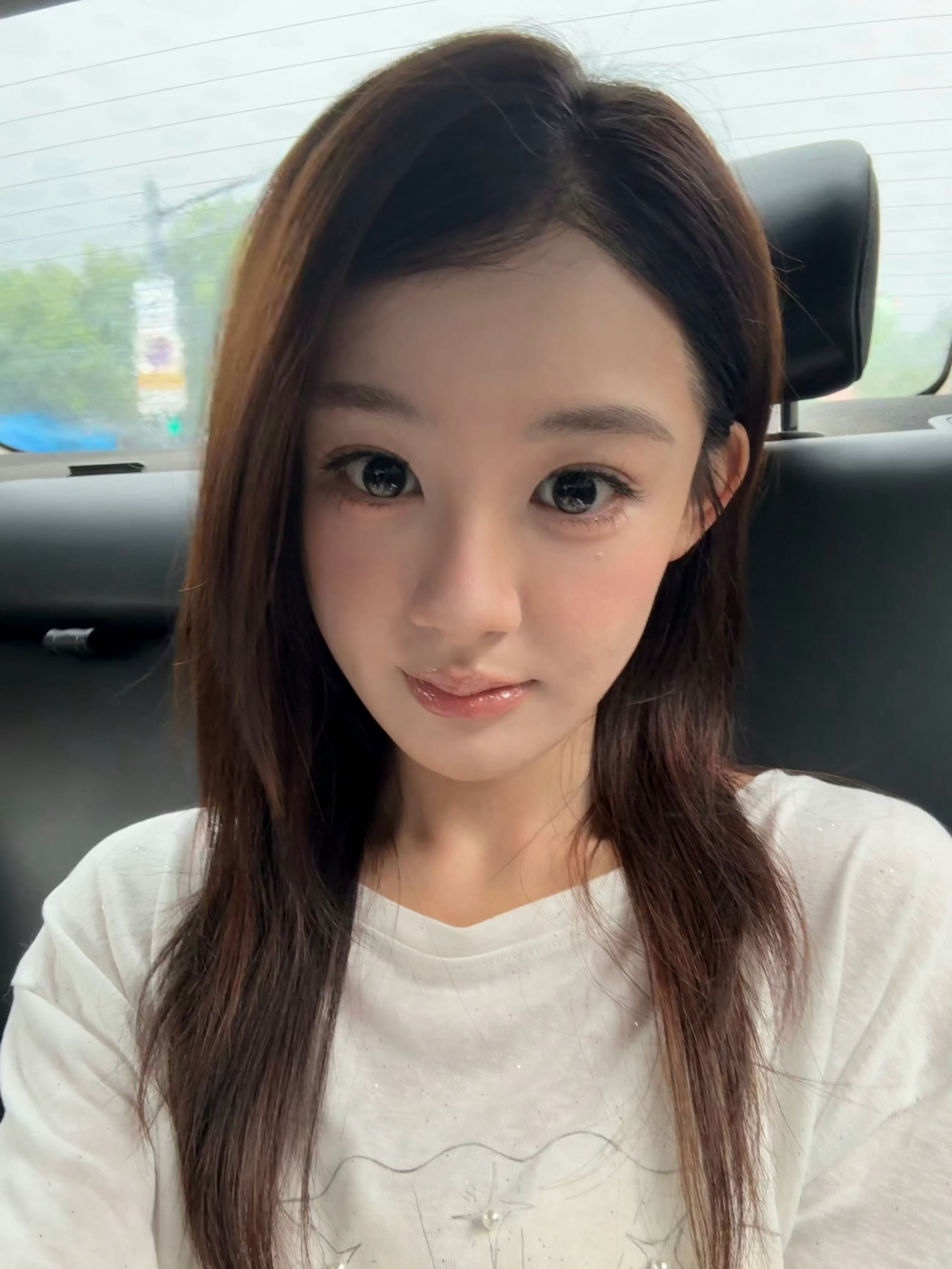怎么觉得陈芳彤又瘦了这张自拍有点认不出 ​​​
