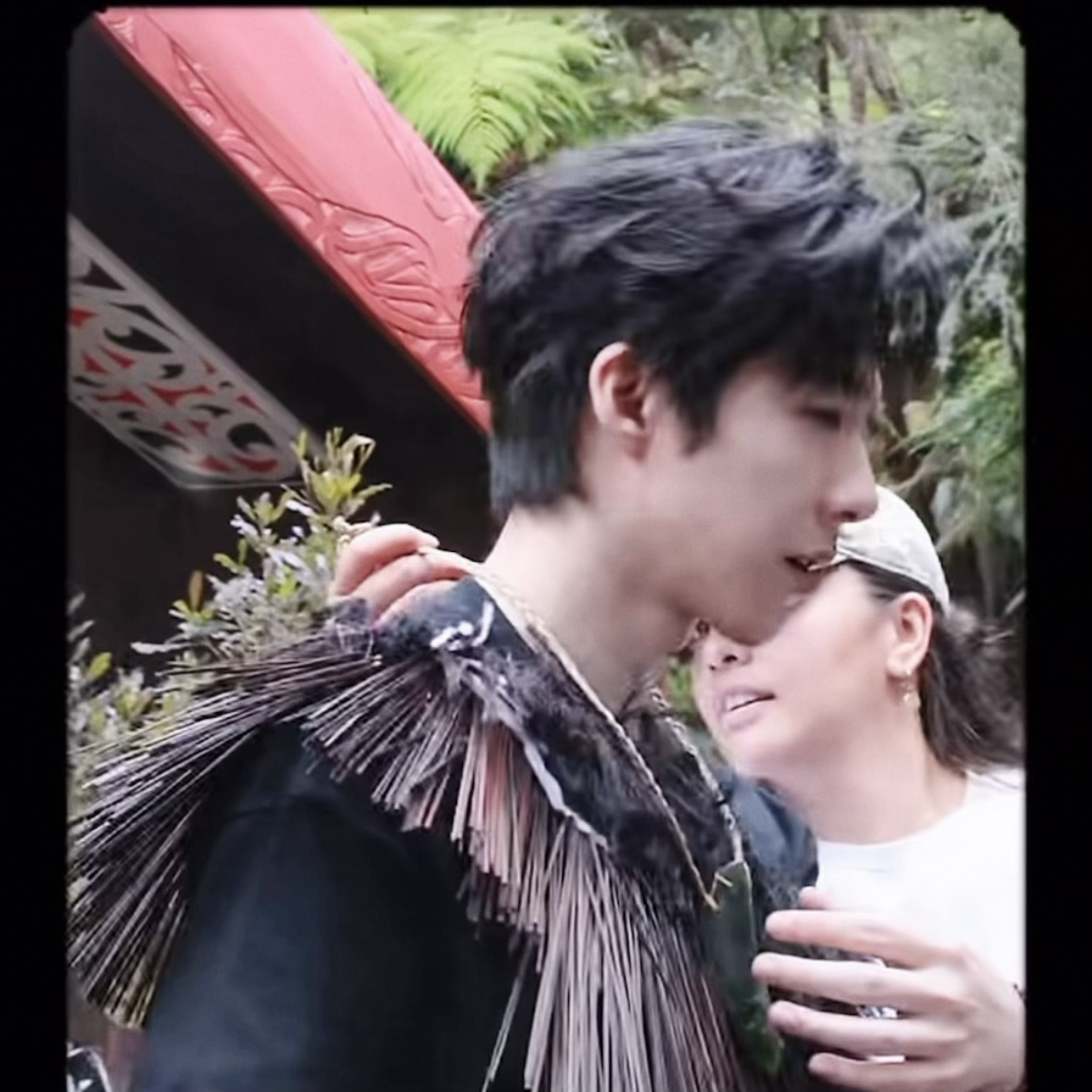 我家孩子的财迷属性咋这萌，拿着大宝石“哇～～～🥺”刘宇宁地球超新鲜
