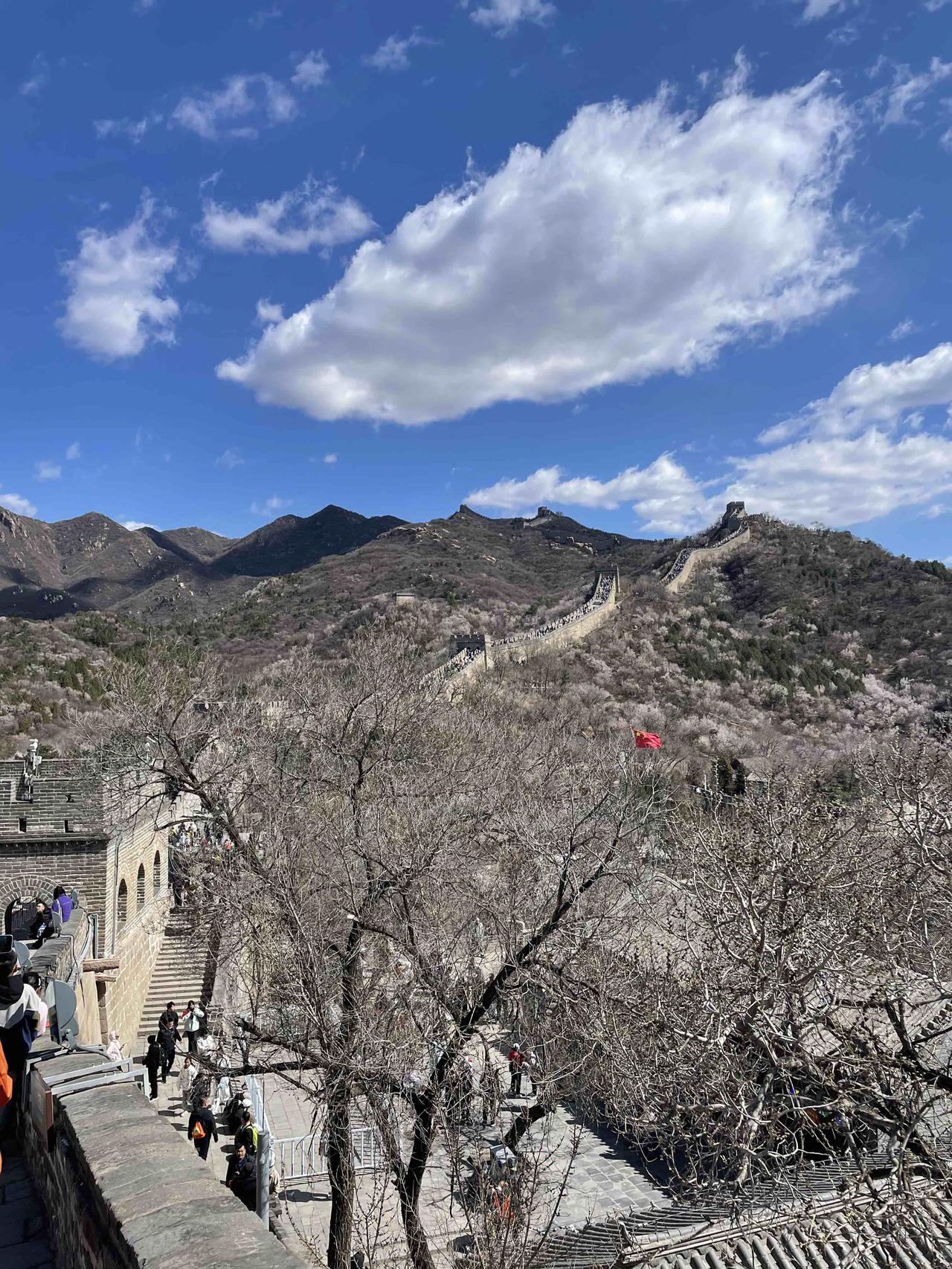 过去爬八达岭长城都是爬北长城。北长城以险著称，并且敌楼众多且开放区域大。    