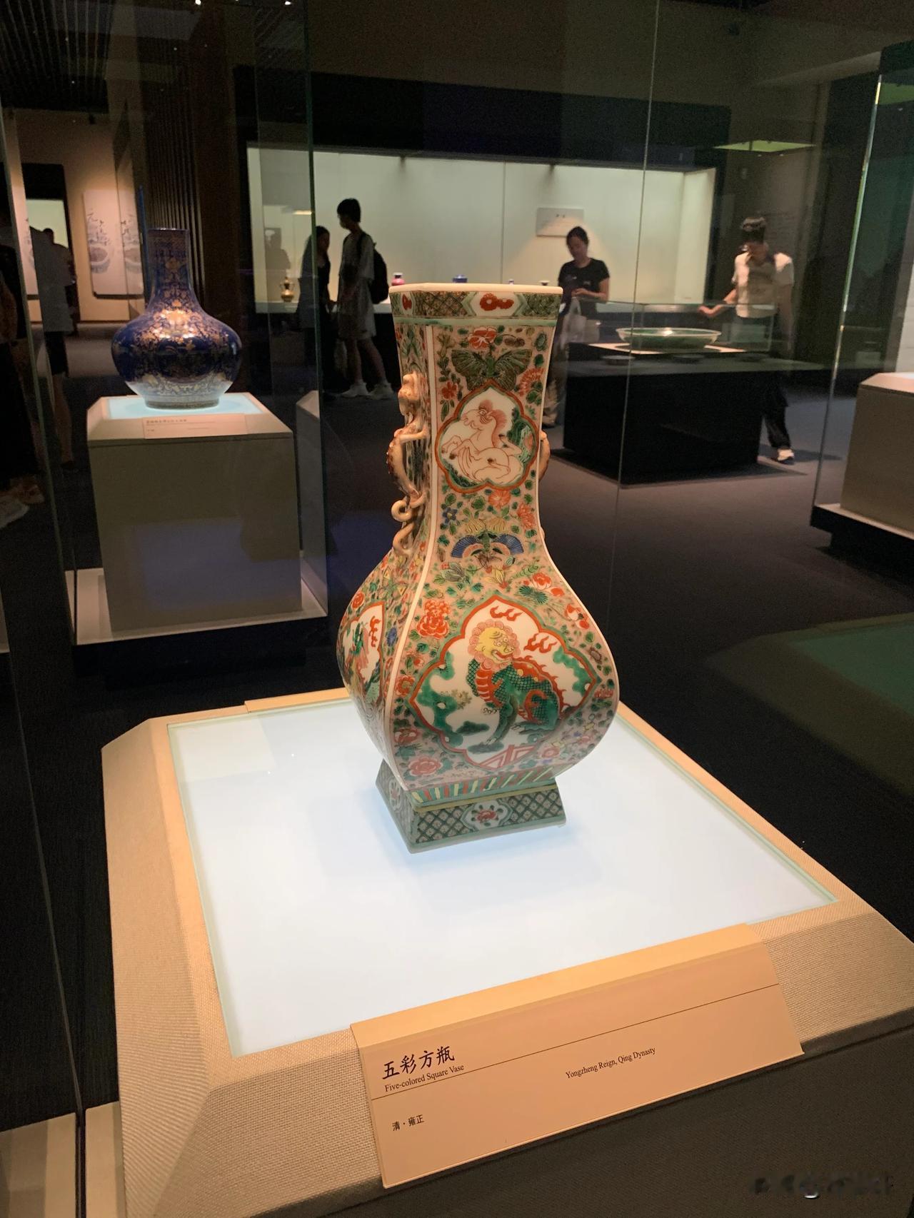 七绝  乘绿皮火车
张华兴
当年多是赖君行，挤进车厢挤进城。
今似观光风雅客，得