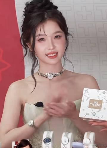 虞书欣和金美娜同一妆造虞书欣金美娜撞造型近日虞书欣最新直播完整妆造正式曝光，眼尖