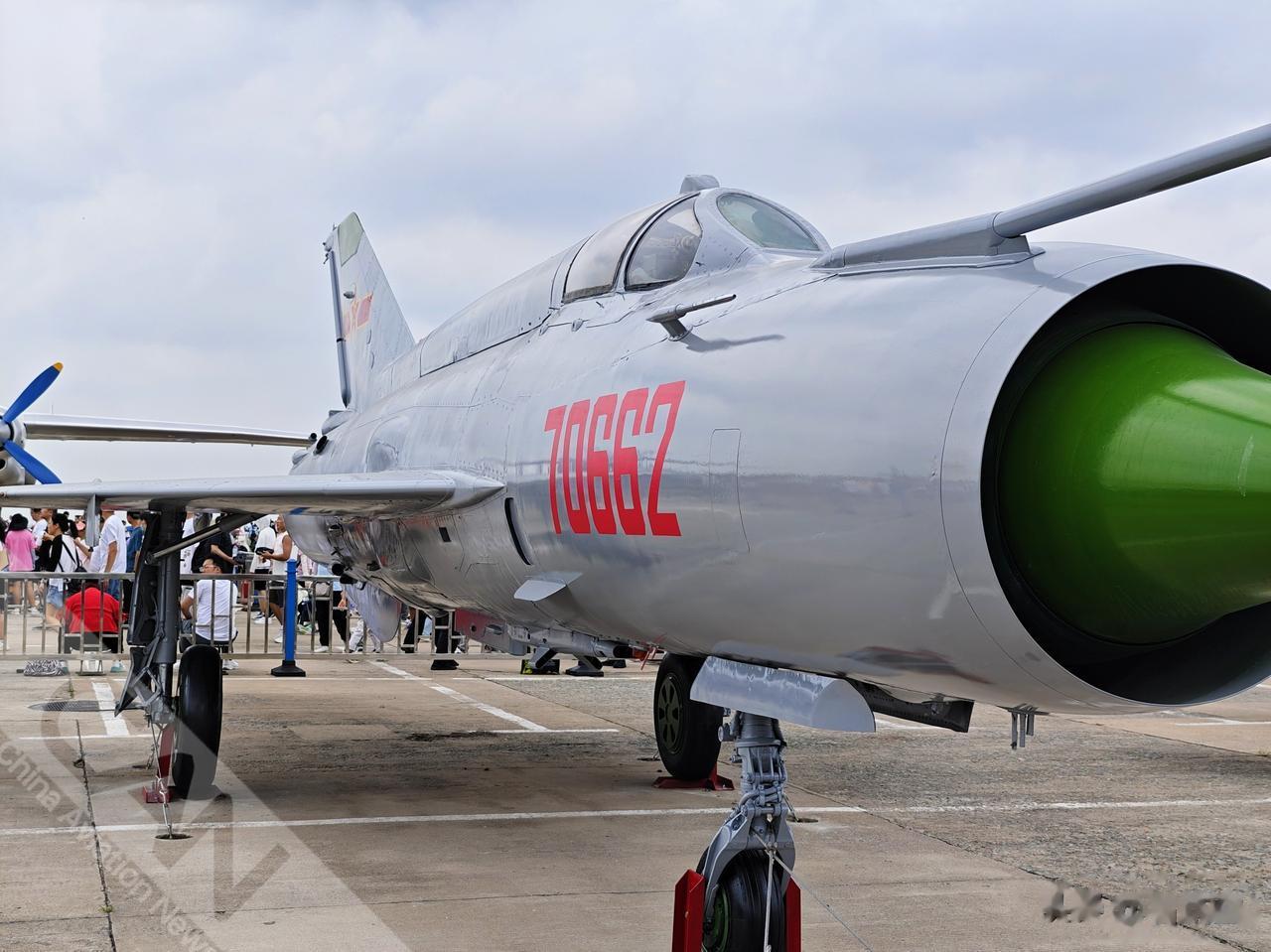 歼7亮相2023空军航空开放活动·长春航空展静展区。