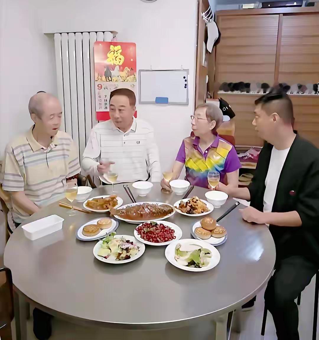 69岁的冯巩，中秋这天的操作太暖了。
刚从合肥演完出，拖着个大拉杆箱，跟师弟贾旭