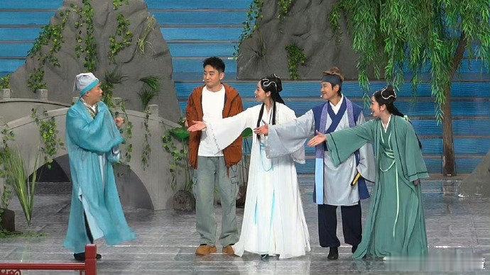 2025辽视春晚剧照节目单  从歌舞的优美旋律，到小品的搞笑段子，再到魔术的神奇