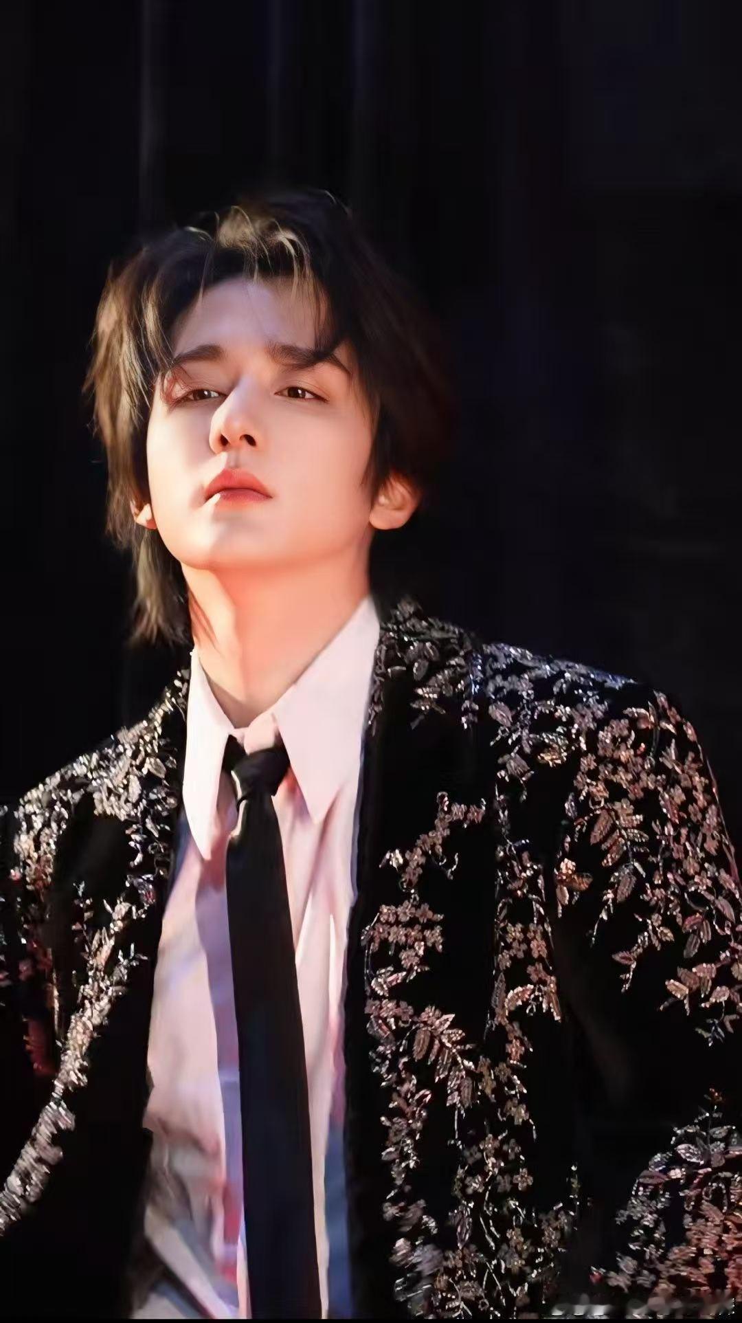 张新成一个动作一年做了四次 网友神盘点！张新成大片里一个动作一年竟出四张神图，这