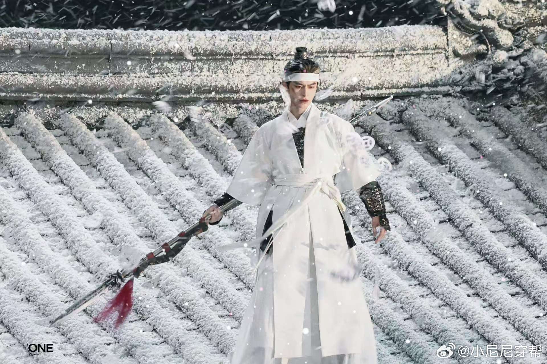 何与雪中屋顶持枪从天而降《窈窈有期》名场面预定！何与白衣踏雪，持枪立于屋顶，眼神