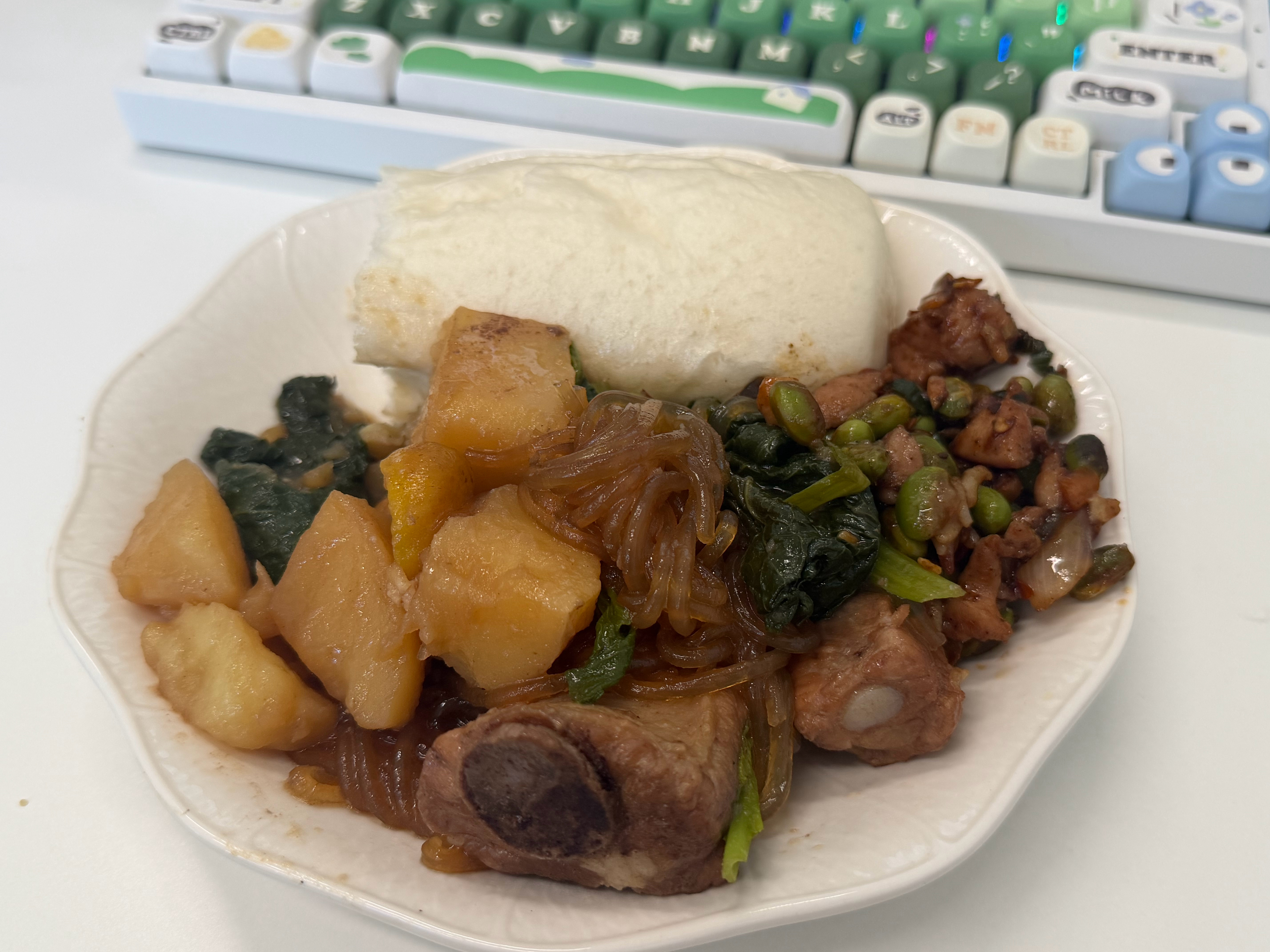 拼好饭：老板大锅菜加芳姐毛豆烧鸡加聪聪炖豆腐配酒酿馒头。 