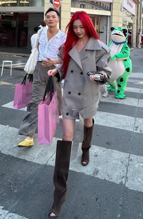 易梦玲探班巴黎合伙人易梦玲红发美到巴黎 巴黎合伙人家人们！易梦玲去巴黎探班《巴黎