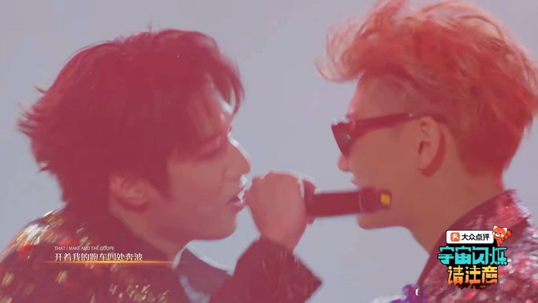 刘耀文边唱歌边撩黄子韬刘耀文捏黄子韬下巴 刘耀文唱歌时的撩人瞬间太戳人，他一边唱