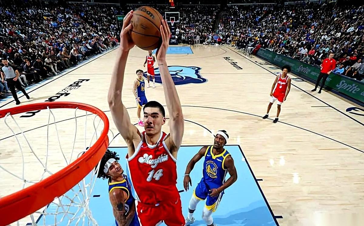 32分，17个篮板，外加5个大火锅。
那个叫扎克-伊迪的华裔小伙子，今天简直就是