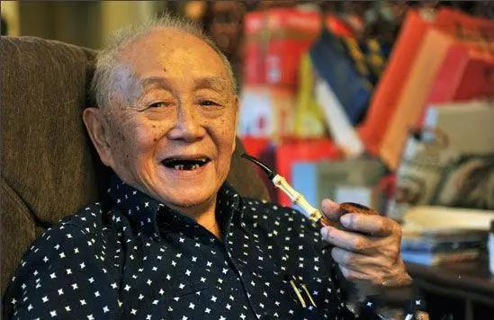 1942年，18岁黄永玉让弘一法师为他题字，法师微微一笑答应了，他叮嘱道：切记，