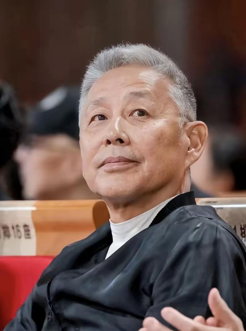 陈道明说得太通透：
"我不羡慕当官的、有钱的，只羡慕两种人：一种是身体硬朗健康活