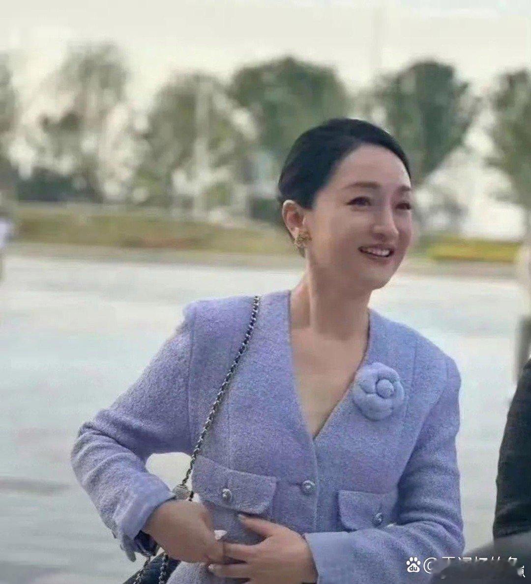 51岁周迅气质依旧惊艳，优雅入骨又自带灵动，迷人韵味从未褪色 