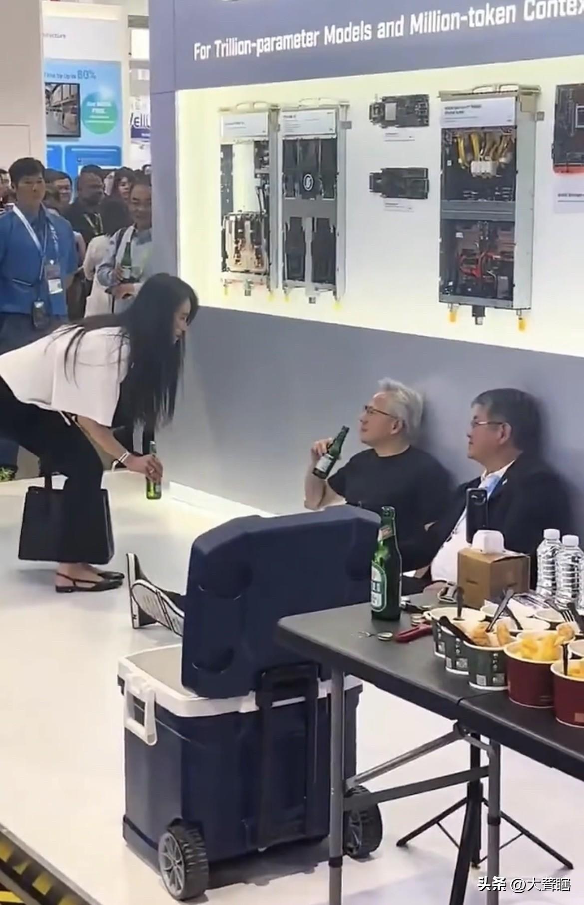 只想知道如果是其他人像黄仁勋这样喝酒会不会被保安赶走！
近日，英伟达CEO黄仁勋
