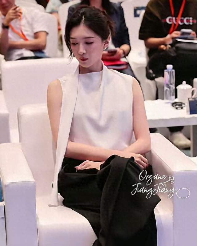 江疏影成都活动生图火了，这状态谁看了不夸一句绝