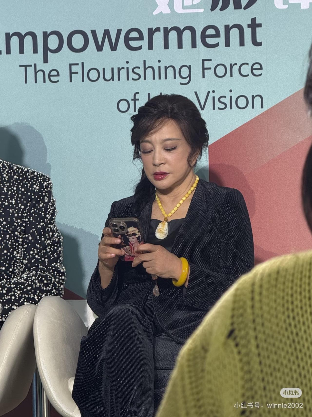 看了刘晓庆晒手机壳和屏保都是武则天，我懂了她为啥总演武则天，不是为了热度，而是真