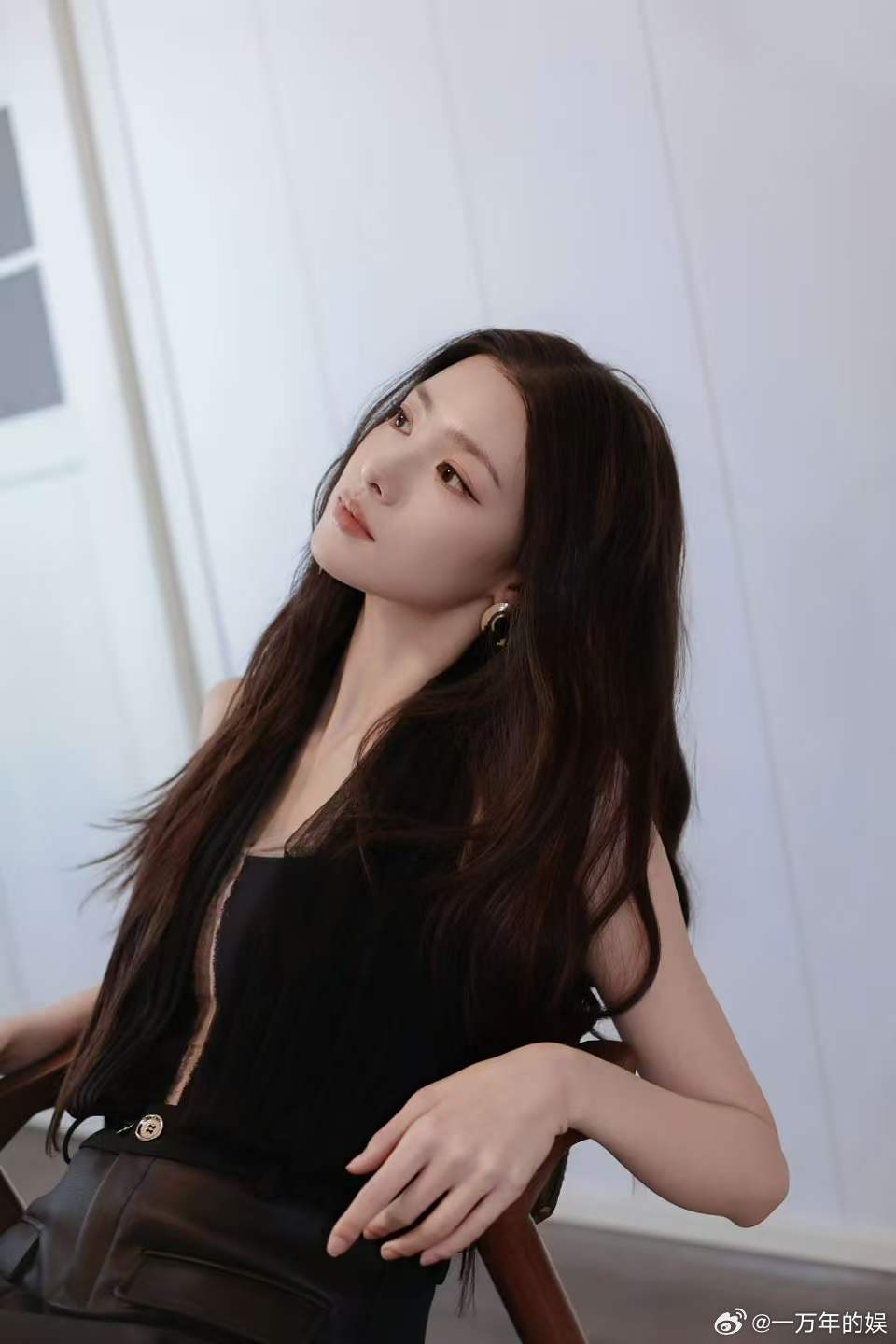 张艺上浪姐初舞台造型 初舞台造型赢了！黑长直显温柔，白蛋糕裙添甜度，和剧里反差拉