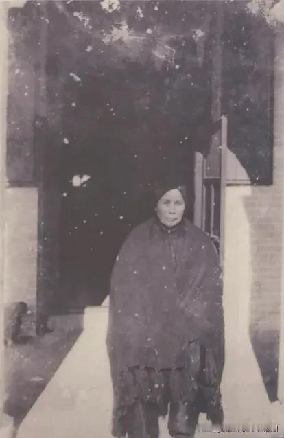 孙中山的姐姐孙妙茜，生于1863年，逝于1955年，是孙中山先生最亲近的家庭成员
