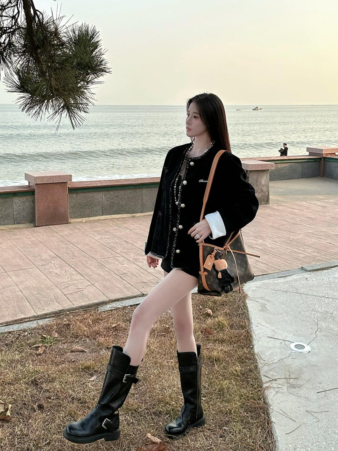 黑丝绒+LV小托特 | 法式慵懒海边穿搭，精致感小心机get|||海边散步特意背