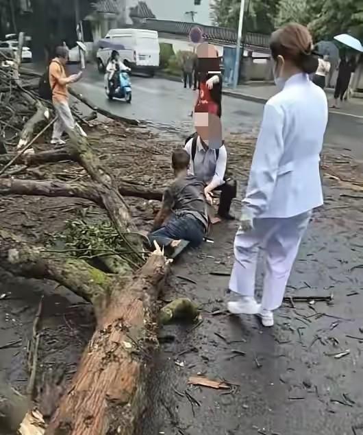 “到底谁该负责？”四川泸州，一位51岁的大哥出门去医院看风湿病。车子刚停好，人还