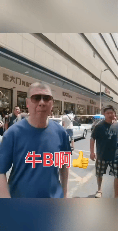 冯小刚，你这样做不合适吧，你可以不理你的粉丝，为什么要推别人呢！
冯小刚在湖南拍