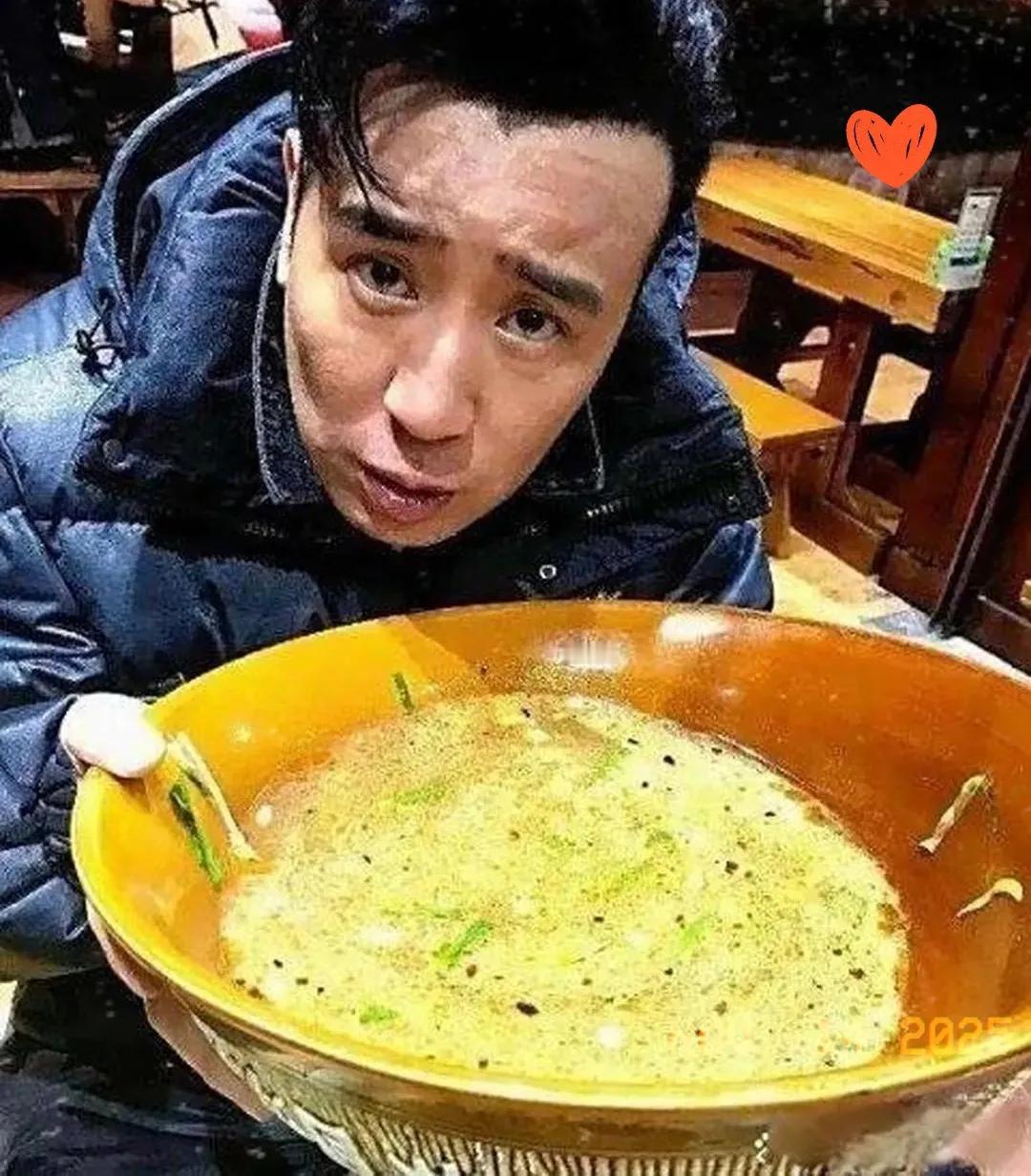 演员于和伟在饭店吃饭花了334元，老板说抹零收300元，于和伟同意后付了300元