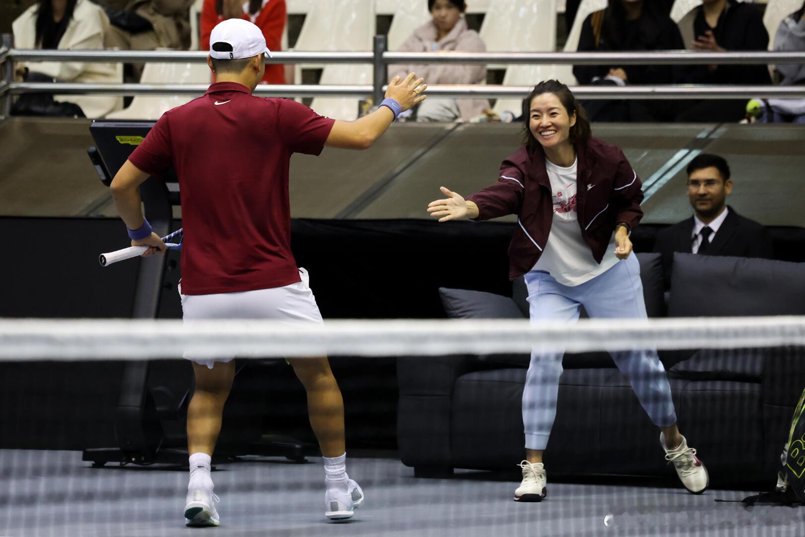 美高梅李娜和商，吴两将玩的都很开心又取悦了现场观众，也对自己的自身实力有了审视，