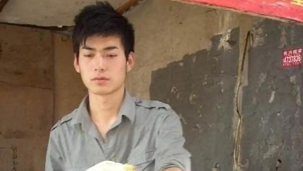 近日，39岁的初代网红、长沙“烧饼帅哥”包建斌在短视频平台翻红，他晒出自己20岁