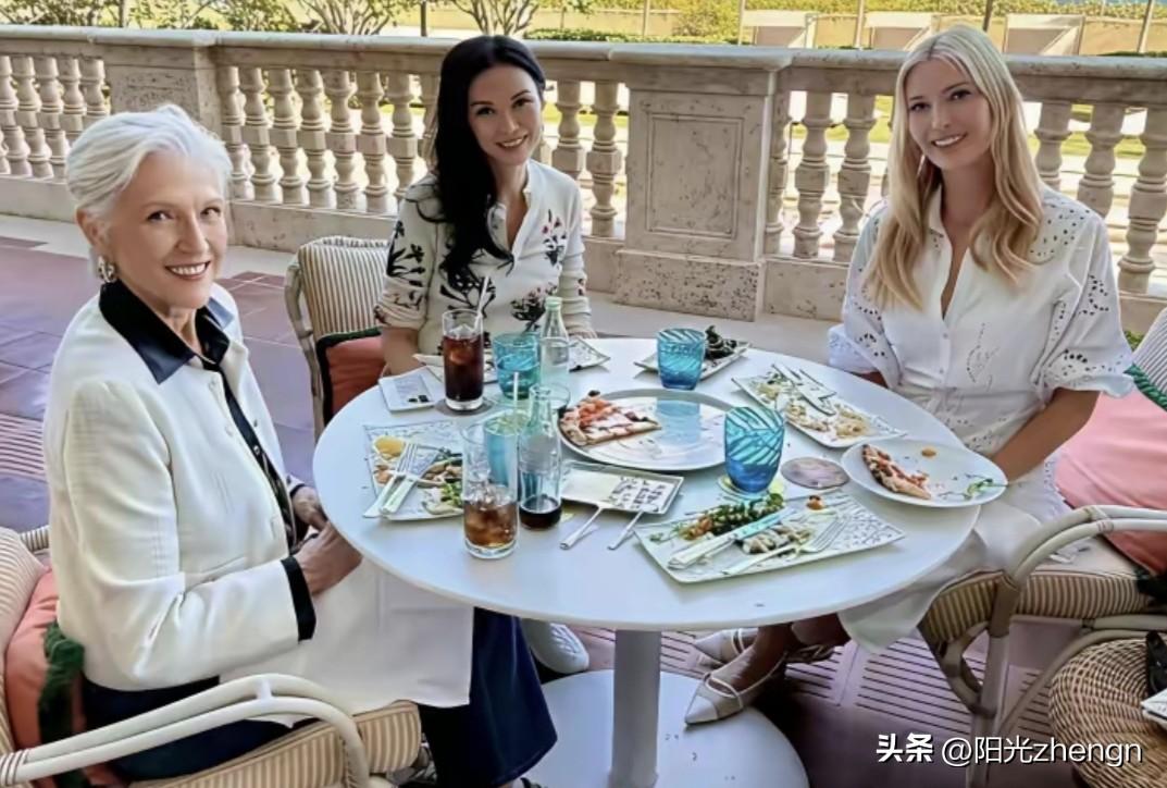 这张照片简直就是顶级女性社交名场面，看着就很有“大佬局”那味儿。

左边白发优雅